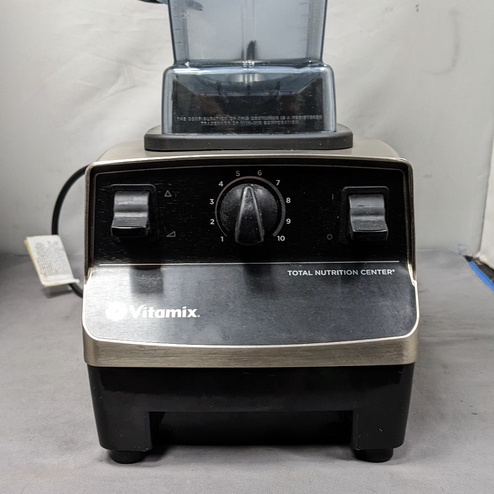 Pre-owned Vitamix Total Nutrition Center (TNC) Blender VM0109